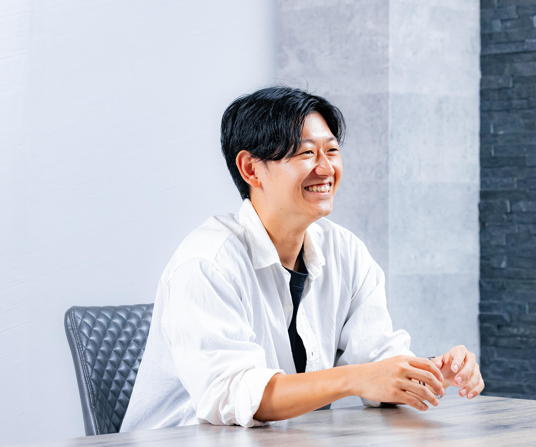 休日は何をして過ごすかについて話すスタッフ