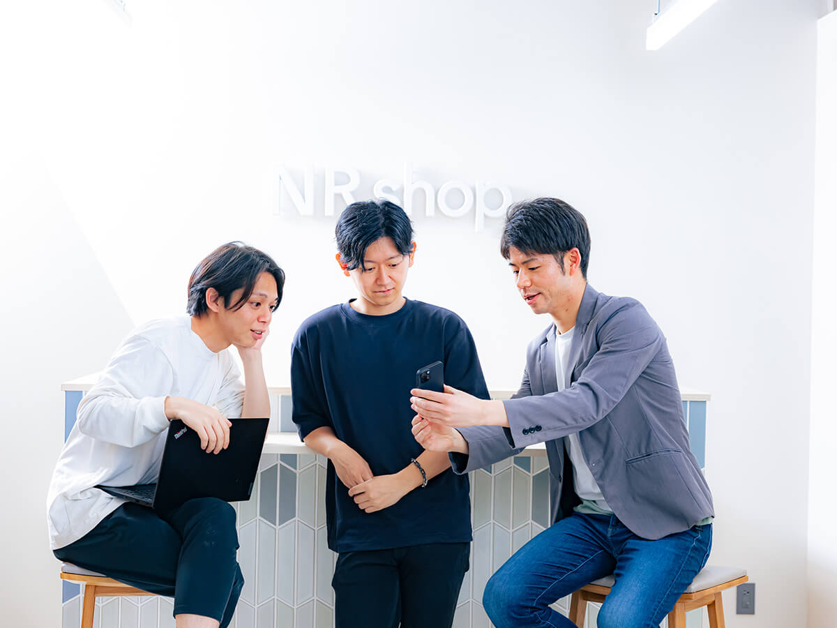 商品企画について話し合うスタッフ